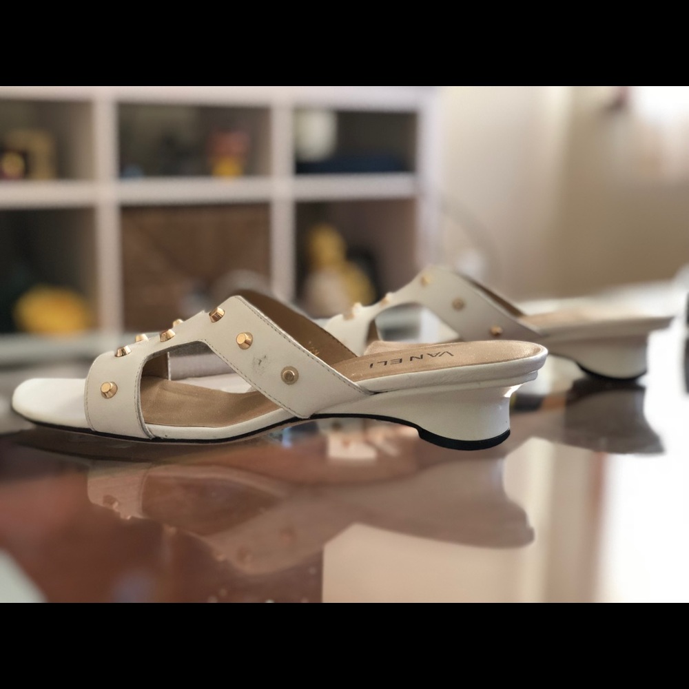Vaneli Benson sandal white and gold